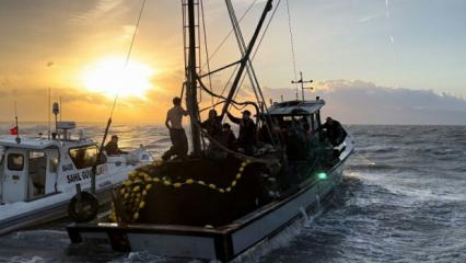 İzmir'de yasa dışı avlanan teknedeki 11 balıkçıya 284 bin lira ceza