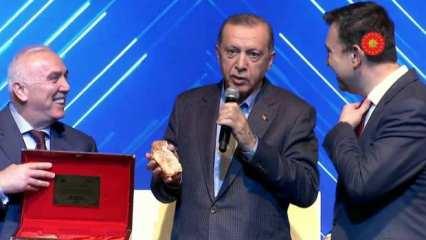 Cumhurbaşkanı Erdoğan'ın altın esprisi salonu kahkahaya boğdu: Biraz ağlatacaklar bizi