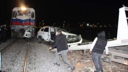 Diyarbakır'da yük treni hemzemin geçitte otomobile çarptı: 4 yaralı
