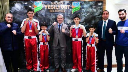 Başkan Mehmet Çınar, Yeşilyurt Belediyespor'un şampiyon kick-bokscularını ağırladı