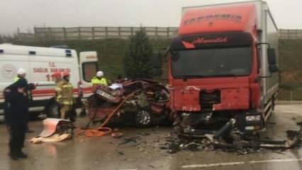 Bursa'da otomobil ile kamyon çarpıştı: 5 kişi hayatını kaybetti