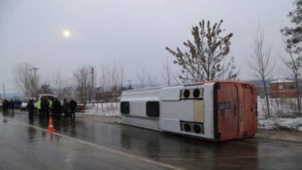 Cenazeye gidenleri taşıyan otobüs devrildi: 16 kişi yaralandı!