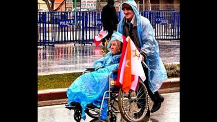 Sevgi engel tanımıyor! Yağmura aldırış etmedi, engelli eşini Başkan Erdoğan'a götürdü