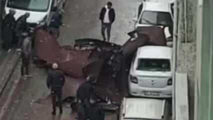 Sultangazi'de uçan çatı, 3 otomobilin üzerine düştü