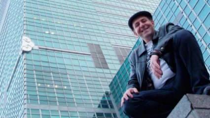 Suriye'deki savaştan Trabzon'a s&uuml;r&uuml;klendi! Eskiden m&uuml;hendisti şimdi s&uuml;p&uuml;rge tamircisi!