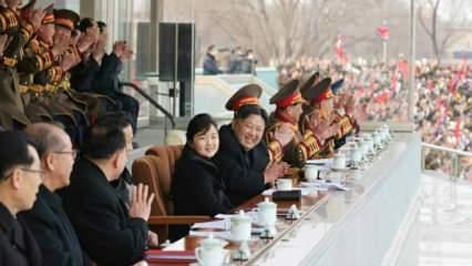 Kim Jong-un ve kızı futbol maçı izledi