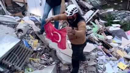 Enkaz kaldırma çalışması yapan kurtarma gönüllülerinin Türk bayrağı hassasiyeti