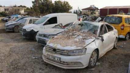 Hatay'da depremde enkaz altında kalan arabalar üst üste konuldu