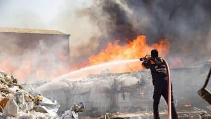 Hatay'da depremde yıkılan fabrikanın enkazında korkutan yangın