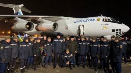 Kazak arama kurtarma ekipleri, ülkelerinde Türk ve Kazakistan bayrakları ile karşılandı