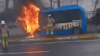 Sarıyer'de seyir halindeki minibüs alev alev yandı