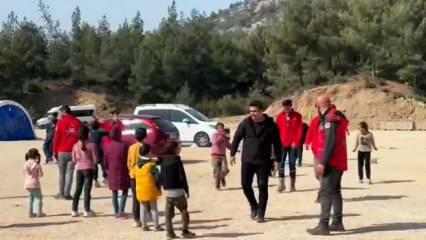 Alperen Ocakları Başkanı Bağcı, depremzede çocuklarla futbol maçı yaptı!