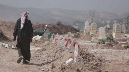En acı arayış: Suriye'de depremzedeler mezarlıkta yakınlarını bulmaya çalışıyor