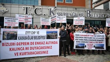 İzmir Karabağlar'daki TOKİ projesinin hak sahipleri, belediye önünde eylem yaptı