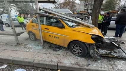 Ankara'da taksi otobüs durağına daldı: Çok sayıda yaralı
