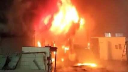 Başakşehir'de kamyonet kasası imalathanesinde yangın