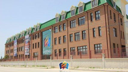 Baş&ouml;rt&uuml;l&uuml; depremzedeyi okula kaydetmediler! &lsquo;Başındakiyle mi geleceksin?' 