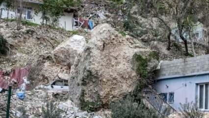 Depremde yıkılmayan evleri dağdan kopan kayalar yıktı geçti!	