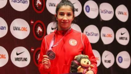Güreş'te Zehra Demirhan'dan bronz madalya!