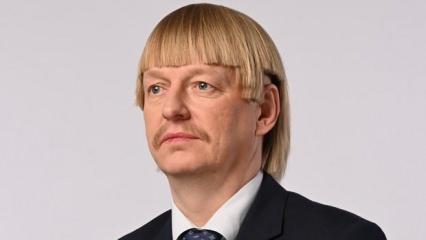 Saçlarıyla dünya gündemine oturan Estonyalı siyasetçi