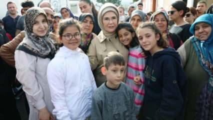 Emine Erdoğan depremzedelerle bir araya geldi