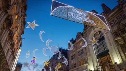 Londra'da bir ilk: Ramazan ışıkları caddeyi aydınlattı