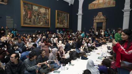 Londra'nın ünlü Victoria ve Albert Müzesi'nde toplu iftar programı