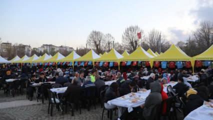 Gaziantep'te kurulan iftar çadırlarında günlük 15 bin kişi ağırlanıyor
