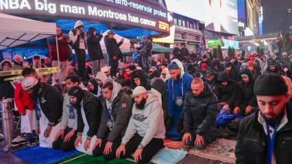New York Times Meydanı'nda teravih namazı kılındı