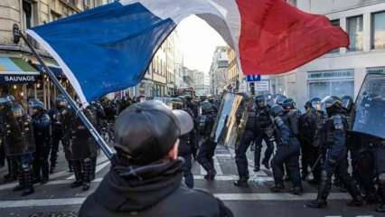 Fransa'da polisler de protestolara katıldı