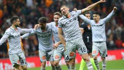Beş gollü çılgın düello! Galatasaray elendi, Başakşehir turladı