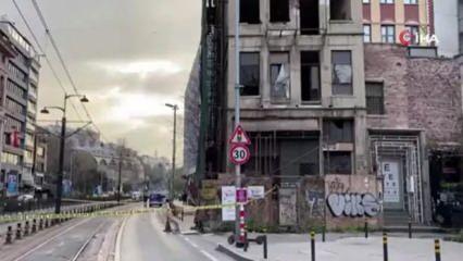 Karaköy'de 5 katlı metruk binanın tamamı çöktü