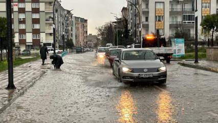 Manisa'da sağanak yağış nedeniyle bazı ev ve iş yerlerini su bastı!