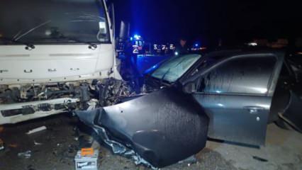 Adana'da korkunç kaza... Vinçle çarpışan araçtaki 2 genç hayatını kaybetti