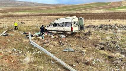 Yolcu minibüsü şarampole uçtu: 2 ölü, 7 yaralı