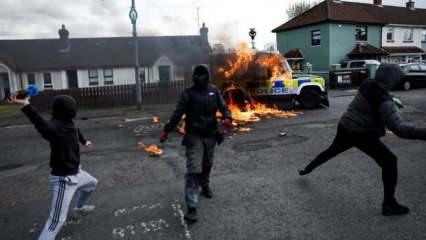 Kuzey İrlanda'da maskeli bir grup, polis aracına molotofla saldırdı