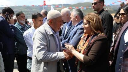 Başkan Şahin, deprem sonrası ilk bayramda Nurdağı ve İslahiyelilerle bir araya geldi
