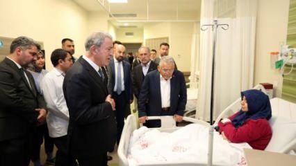 Hulusi Akar, Kayseri Şehir Hastanesinde tedavi gören depremzedeleri ziyaret etti
