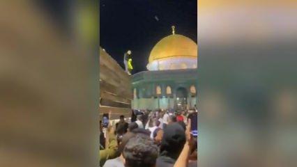 Filistinliler Mescid-İ Aksa’da Hizbullah bayrağı açan kişiyi taşladı