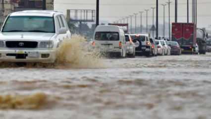 Suudi Arabistan'da şiddetli yağış: Caddeler sular altında kaldı