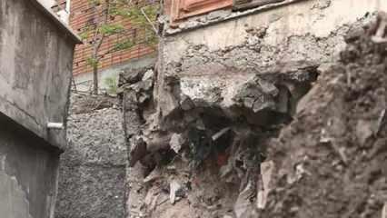 Eyüpsultan'da istinat duvarı çöktü: 5 bina tahliye edildi
