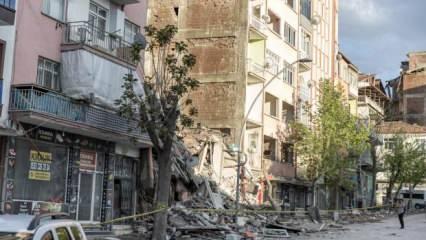 Malatya'da ağır hasarlı bina çöktü! Bölgeye çok sayıda ekip sevk edildi