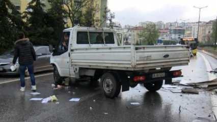 Kartal’da kamyonet refüje çarptı :1 yaralı
