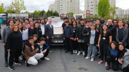 Başakşehir Belediye Başkanı Yasin Kartoğlu, TOGG ile öğrencileri evlerine bıraktı