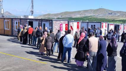 'Depremzede seçmenler' konteynerde oy kullanıyor