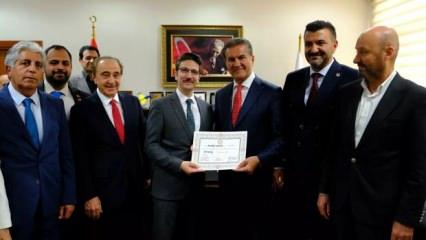 CHP Erzincan Milletvekili Mustafa Sarıgül mazbatasını aldı