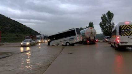 Ankara'daki sağanak yağışta yollar göle döndü araçlar mahsur kaldı