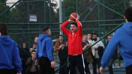 Bakan Kurum gençlerle basketbol oynadı!