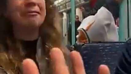 Cumhurbaşkanı Erdoğan'ın zaferi metrodaki genç kızı ağlattı..