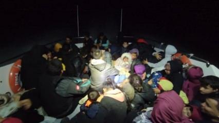Yunan'ın ölüme ittiği lastik bot içindeki 44 düzensiz göçmen kurtarıldı
